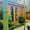 Una casetta da giardino coibentata diventa una straordinaria spa in bambù a Anduze in Francia