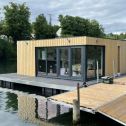 Moderni cottage installati sul fiume Senna a Bennecourt in Francia